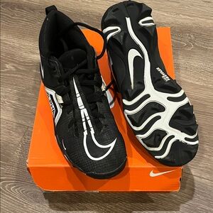 Nike Black and White Football Cleats Size 3 Youth
